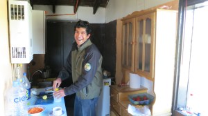 Don Esteban aplicándose con el desayuno